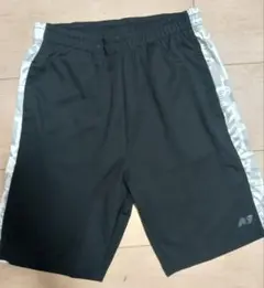 New Balance 黒 ハーフパンツ