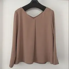 NATURAL Beauty BASIC ベージュ 長袖ブラウス チェーン付き