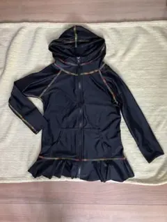 黒　フリル付き　長袖ラッシュガード　120サイズ