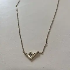 スワロフスキー　V字型金色ネックレス