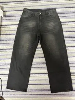 ブラック ストレートレッグ デニムパンツ
