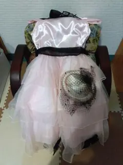 ピンクのフリル付きワンピースと帽子