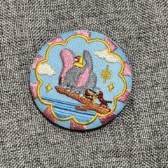 ディズニー　刺繍缶バッジ　ダンボ
