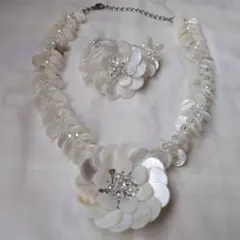 フラにぴったり！貝殻とクリスタルのフラワーモチーフアクセサリーセット