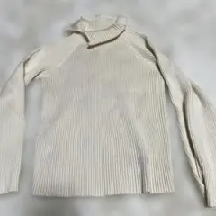 ホワイトリブ編みタートルネックセーター　袖口フレア