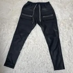 DANKE SCHONレザー調パンツ ツヤ有 ブラック　カーゴパンツ　s 28