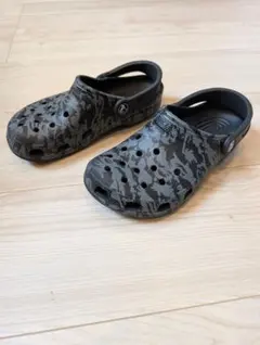 CROCS キッズ ブラック迷彩 サンダル