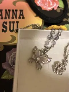 ANNA SUI 紫蝶と花のネックレス　ローズネックレスはおまけです！