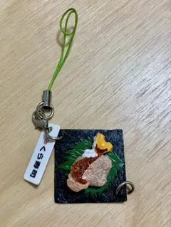 食品サンプル【くら寿司】ストラップ　まぐろユッケ手巻き寿司