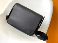 ブラックレザーショルダーバッグ