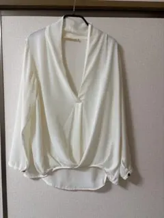 ☆美品☆overE 長袖 フロントツイストブラウス エクリュ96 - メルカリ