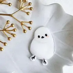 首を傾げたまんまるシマエナガのブローチ