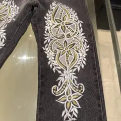 刺繍入り黒ストレートデニムパンツ