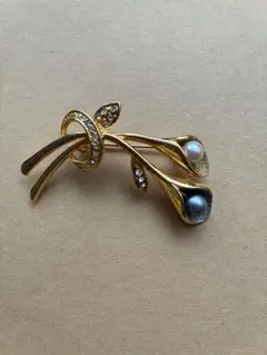 花の形状の金色ブローチ