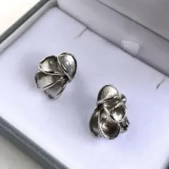 シルバーカラーイヤリング　ヴィンテージ調　立体　花　フラワーモチーフ