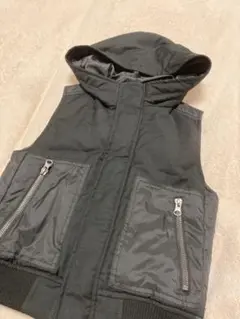 【コムサイズム/COMMECAISM】フード付きダウンベスト 120サイズ