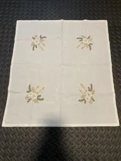 北欧ヴィンテージリネン　刺繍入りホワイトテーブルクロス 73㎝×66㎝