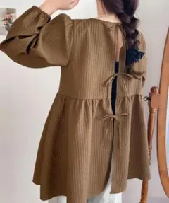 【mily bilet】エンボスジャガード前後2WAYリボンブラウス