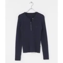 センスオブプレイス　シシュウヘンリーネックミニケーブルセーター