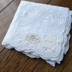 NINA RICCI 刺繍入りホワイトハンカチのサムネイル