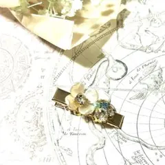 花モチーフとビジューのヘアクリップ