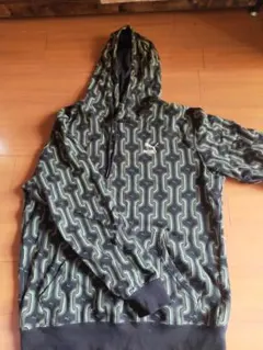【美品】PUMA 幾何学模様 パーカー Mサイズ