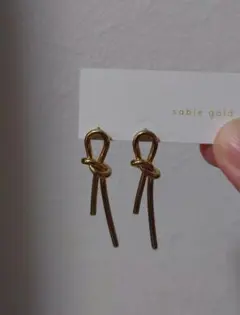 結び目デザイン ピアス