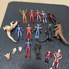 ウルトラマン フィギュアキーホルダー 2個セット - メルカリ
