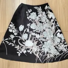 薄手フレアスカート 黒 派手 豪華 花柄 裏地あり さらっと着やすい