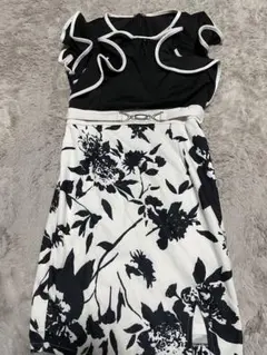 フリル付き黒白花柄タイトドレス