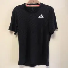 adidas ブラック ストライプTシャツ