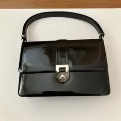 黒の光沢エナメルハンドバッグ