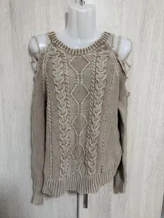 GYDA ベージュ ケーブルニット オフショルダー セーター