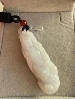 (1336) 天然翡翠Ａジェット　ハンドメイド立体彫刻 ペンダントトップ　紐付き