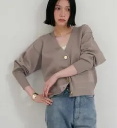 LARUTA(ラルータ) ロゴ入り金釦カーディガン　ベージュ　フリーサイズ