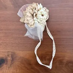 ハンドメイドのベージュのブローチ・コサージュ