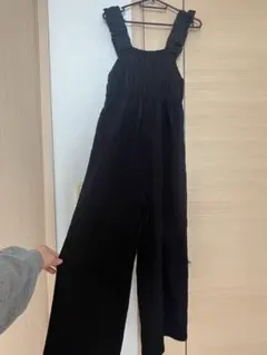 黒いストラップ付きオーバーオール