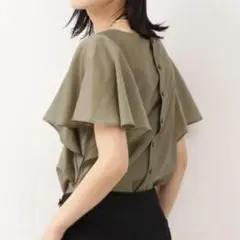 ✨美品✨ NATURAL BEAUTY BASIC バック釦 ラッフルブラウスのサムネイル
