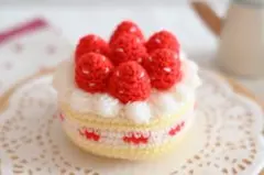 ハンドメイド あみぐるみ いちごのショートケーキのサムネイル