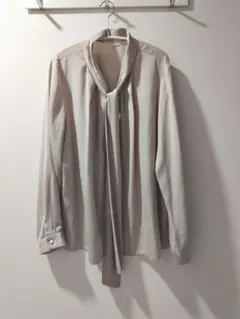 ユキトリイ　ベージュ リボン付きブラウスのサムネイル