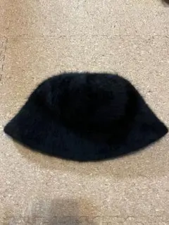 黒いファーバケットハット