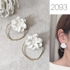 パールホワイトフラワー マットフープ ハンドメイド ピアス イヤリング