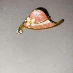ピンクの帽子型ブローチ 花とクリスタル付き