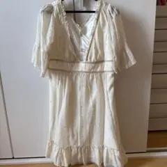 アプワイザーリッシェ フリル付きクリーム色ミニワンピース