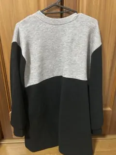 グレーとブラックの長袖セーター