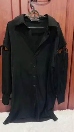 黒いボタンアップ 長袖シャツ