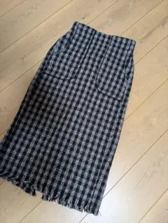 黒と白のチェック柄タイトスカート