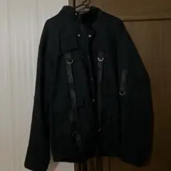 黒のストラップデザインジャケット