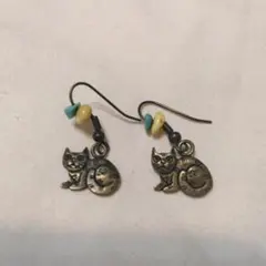 猫のカジュアルピアスと二重構造 真珠貝とゴールドの円形　ピアス