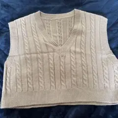 ベージュ ケーブルニット Vネック ベスト